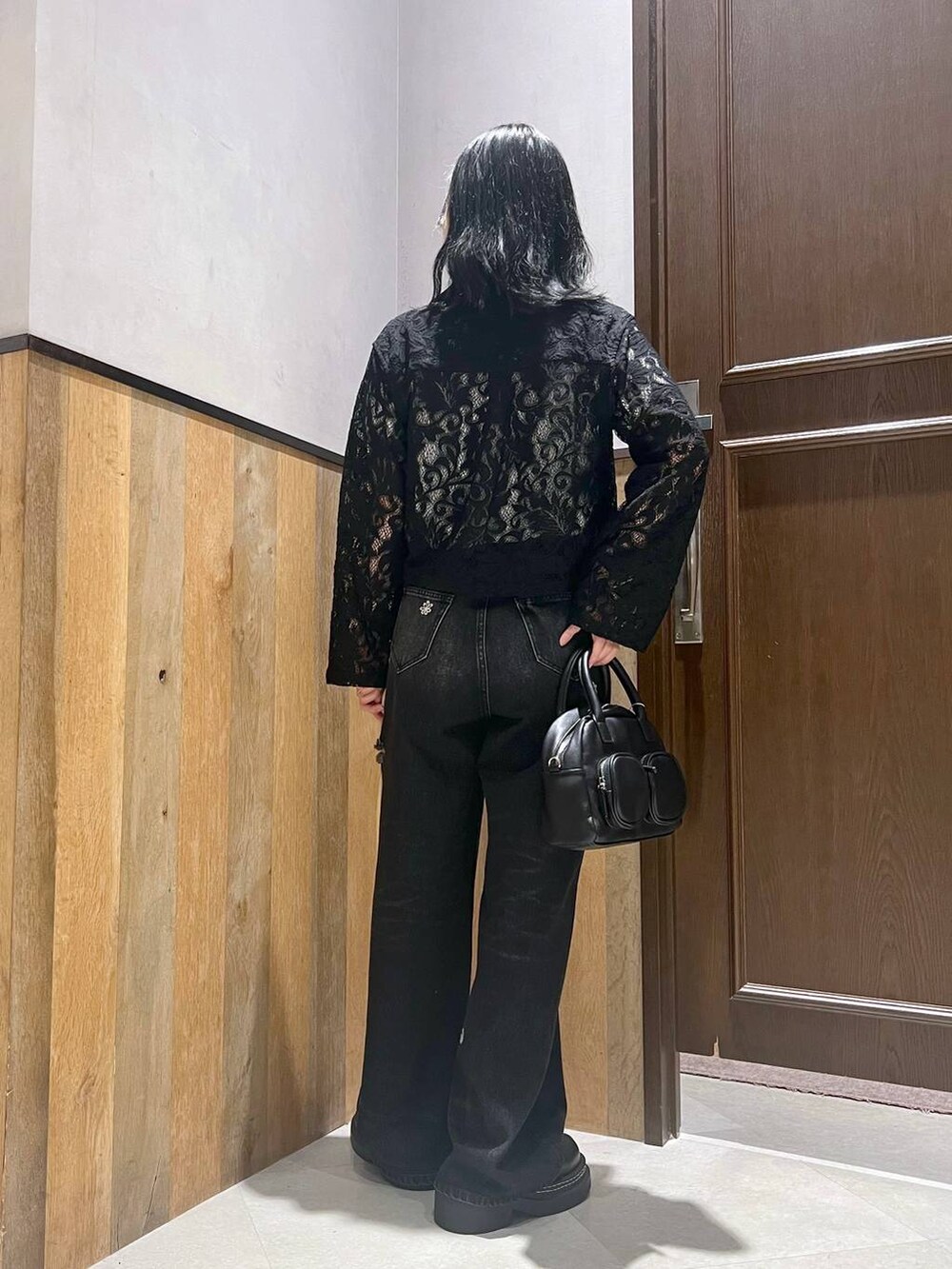 その他のTシャツ/カットソー、ブラック系のデニムパンツ、ブラック系のショルダーバッグを着用したレディースの秋コーディネートの3枚目の写真