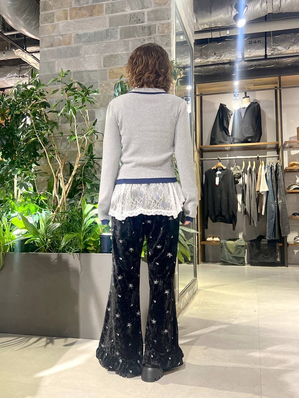 ホワイト系のTシャツ/カットソー、グレー系のカーディガン/ボレロ、ブラック系のその他パンツを着用したレディースの秋コーディネートの5枚目の写真