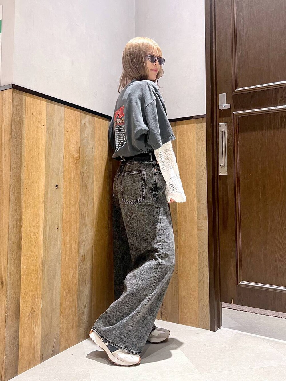 その他のTシャツ/カットソー、グレー系のデニムパンツ、ホワイト系のスニーカーを着用したレディースの夏コーディネートの3枚目の写真