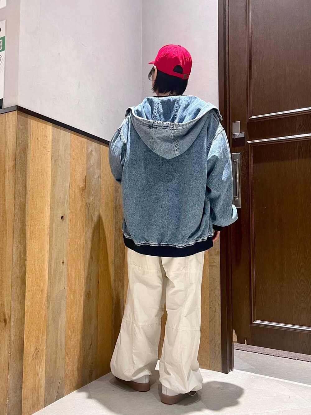 ブルー系のブルゾン、ホワイト系のカーゴパンツ、ホワイト系のTシャツ/カットソーを着用したレディースの秋コーディネートの6枚目の写真