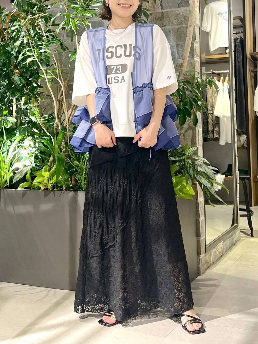 ホワイト系のTシャツ/カットソー、ブルー系のベスト、ブラック系のサンダルを着用したレディースの夏コーディネートの2枚目の写真