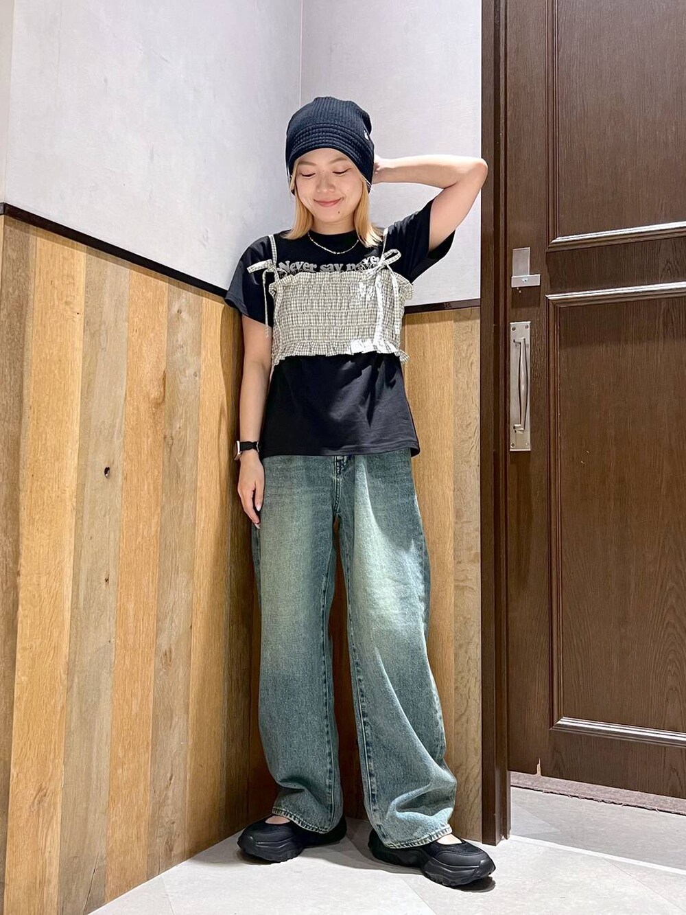 ブラック系のスニーカー、ブラック系のTシャツ/カットソー、ホワイト系のシャツ/ブラウスを着用したレディースの夏コーディネートの3枚目の写真