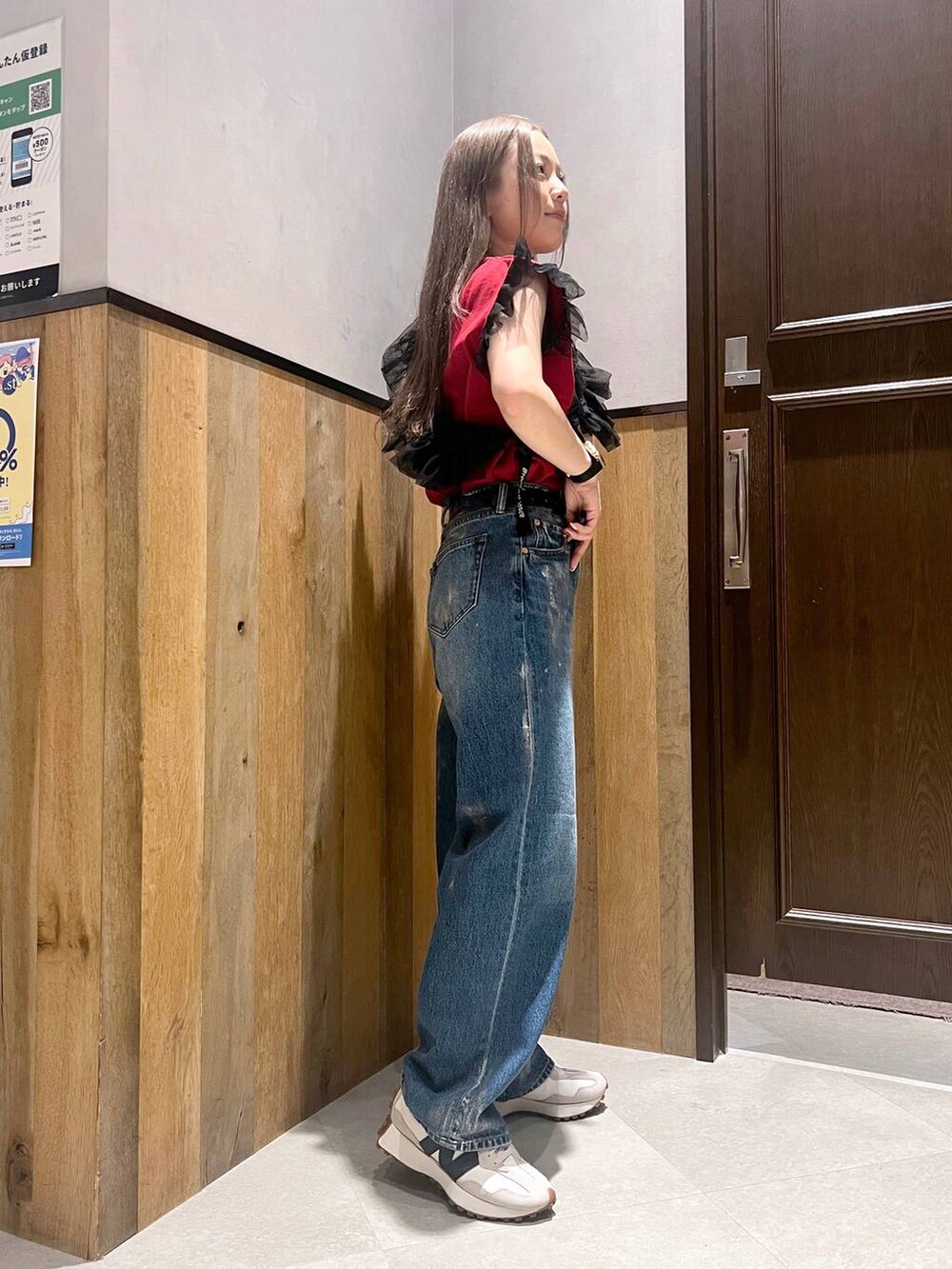 ブルー系のデニムパンツ、ホワイト系のスニーカー、レッド系のTシャツ/カットソーを着用したレディースの夏コーディネートの2枚目の写真