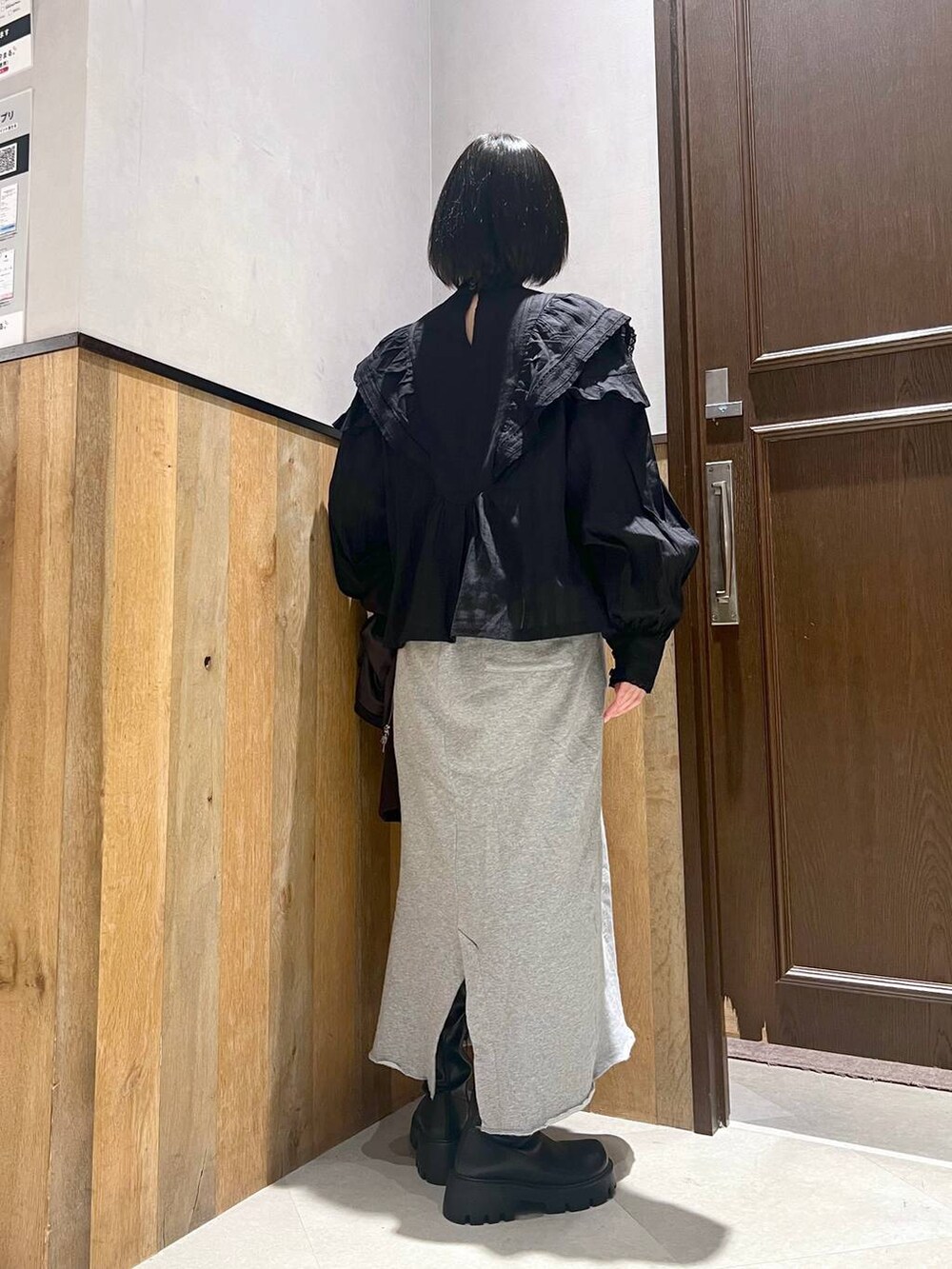 ブラウン系のブルゾン、ブラック系のブーツ、ブラック系のシャツ/ブラウスを着用したレディースの秋コーディネートの3枚目の写真