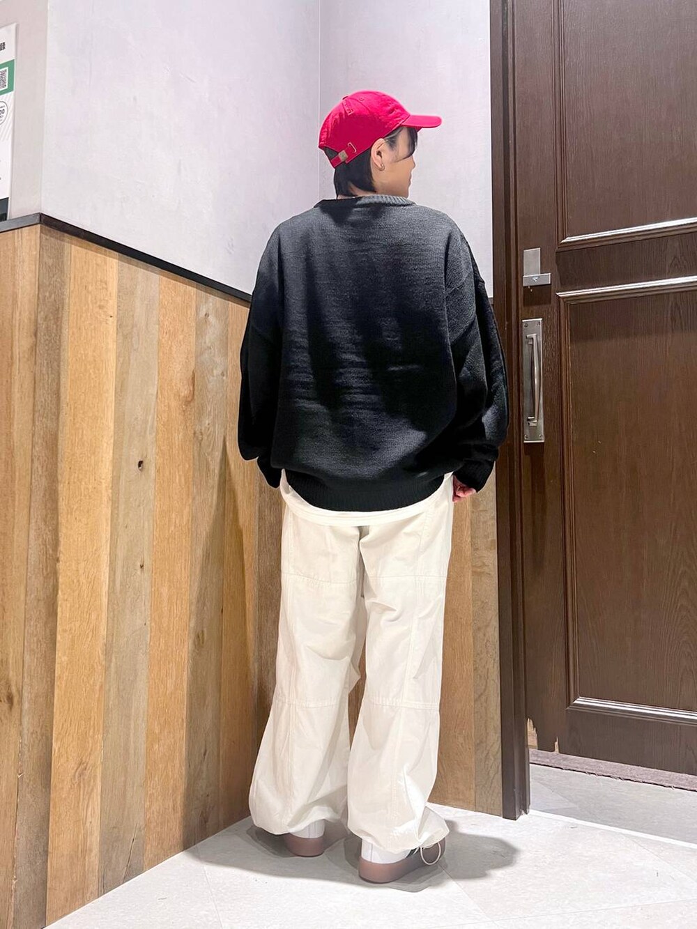 ブルー系のブルゾン、ホワイト系のカーゴパンツ、ホワイト系のTシャツ/カットソーを着用したレディースの秋コーディネートの3枚目の写真