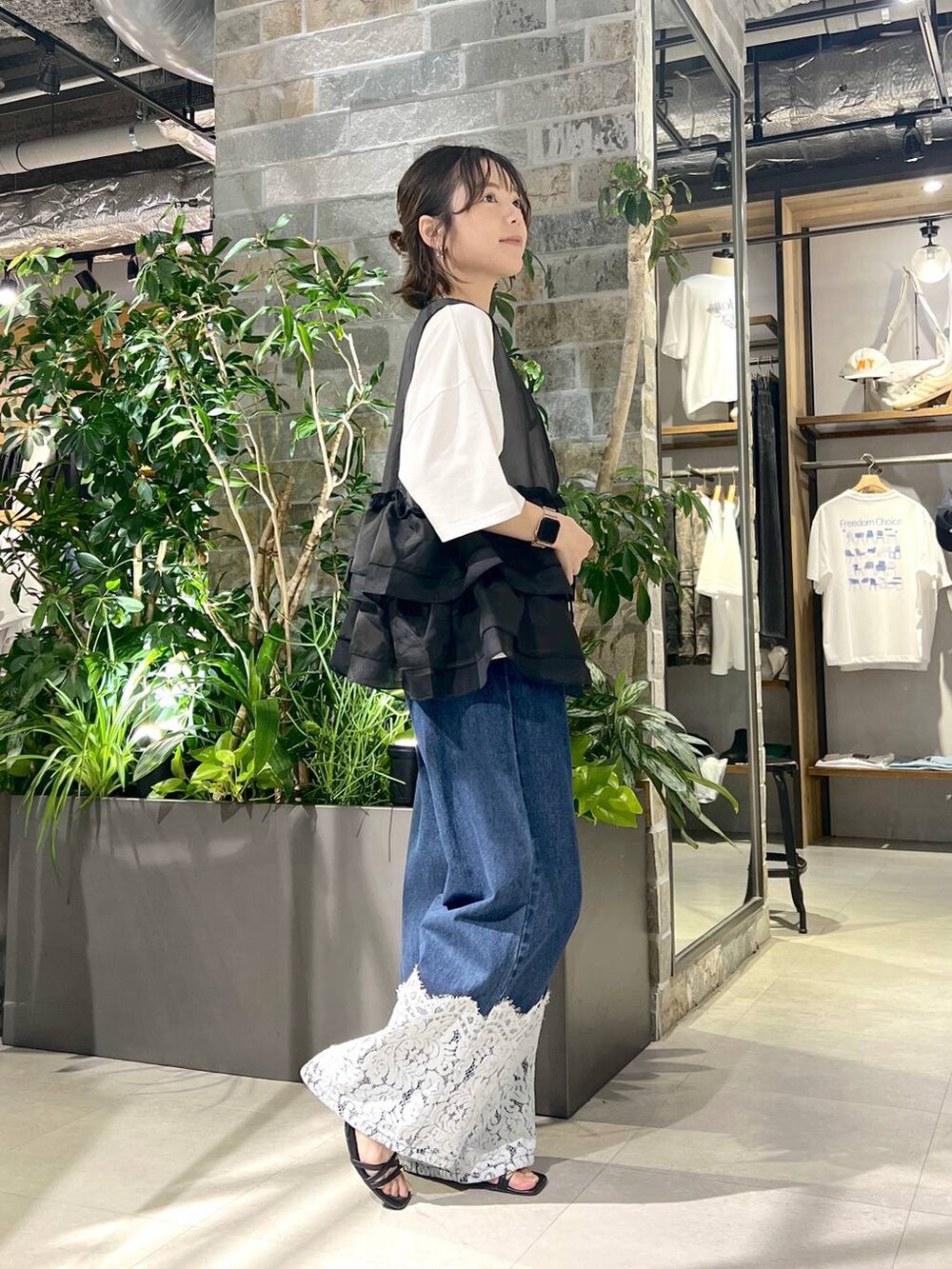 ホワイト系のTシャツ/カットソー、ブルー系のデニムパンツ、ブラック系のベストを着用したレディースの夏コーディネートの3枚目の写真