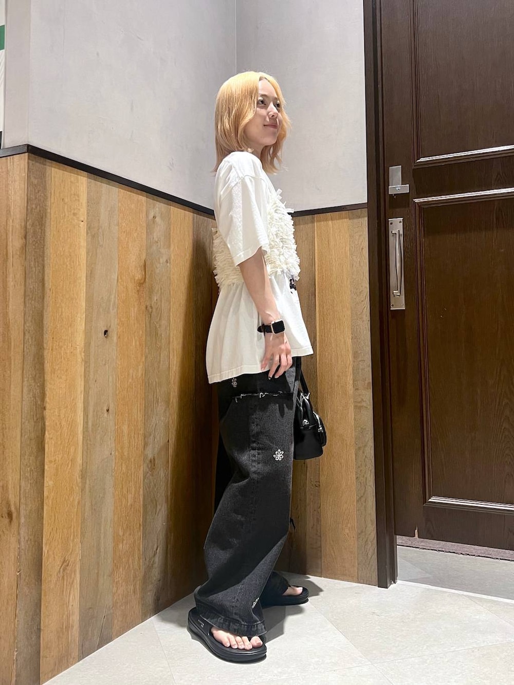 ブラック系のサンダル、その他のデニムパンツ、ホワイト系のキャミソールを着用したレディースの夏コーディネートの3枚目の写真