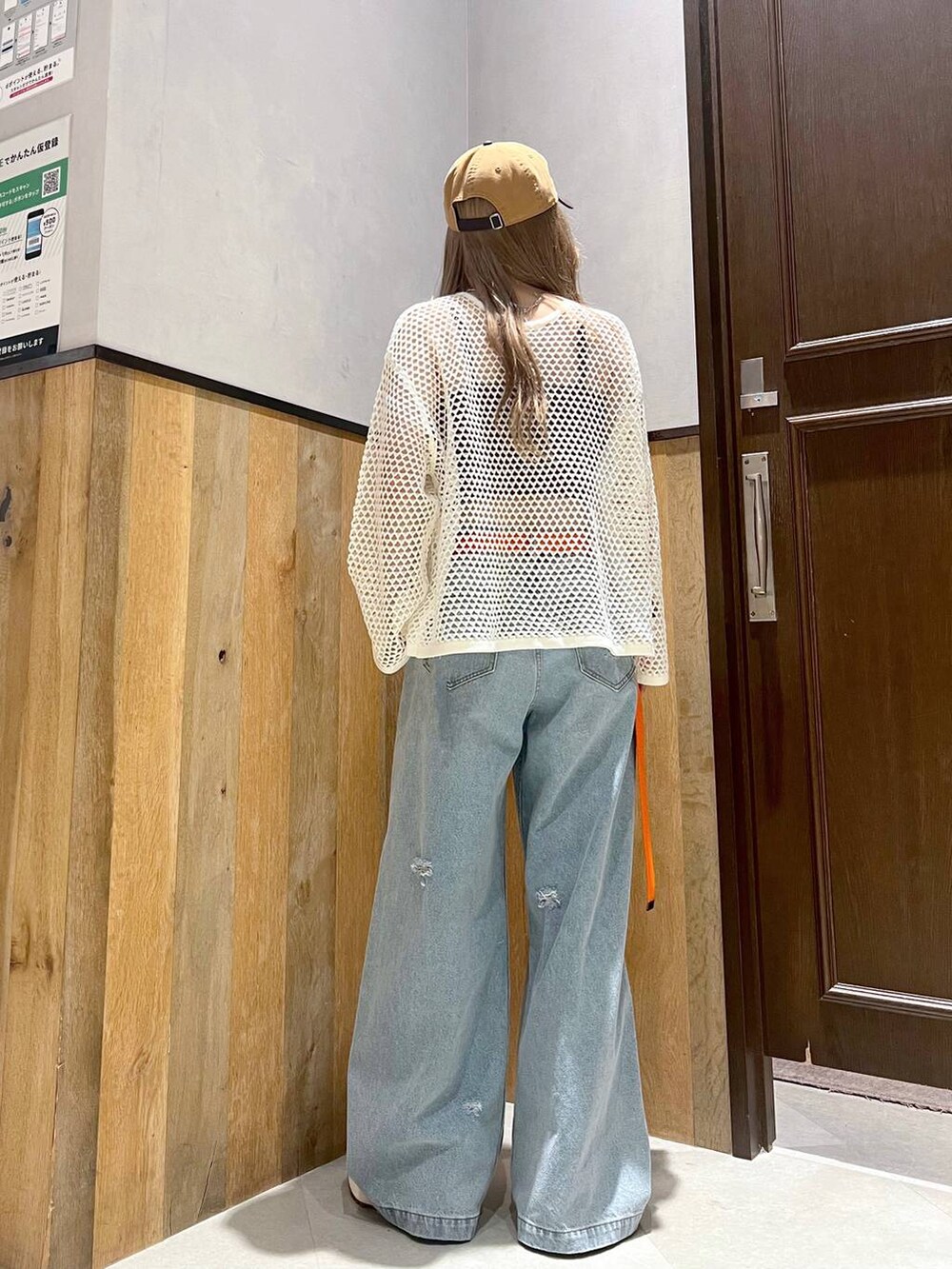 ブルー系のデニムパンツ、ブラウン系のキャミソール、ホワイト系のスニーカーを着用したレディースの夏コーディネートの3枚目の写真