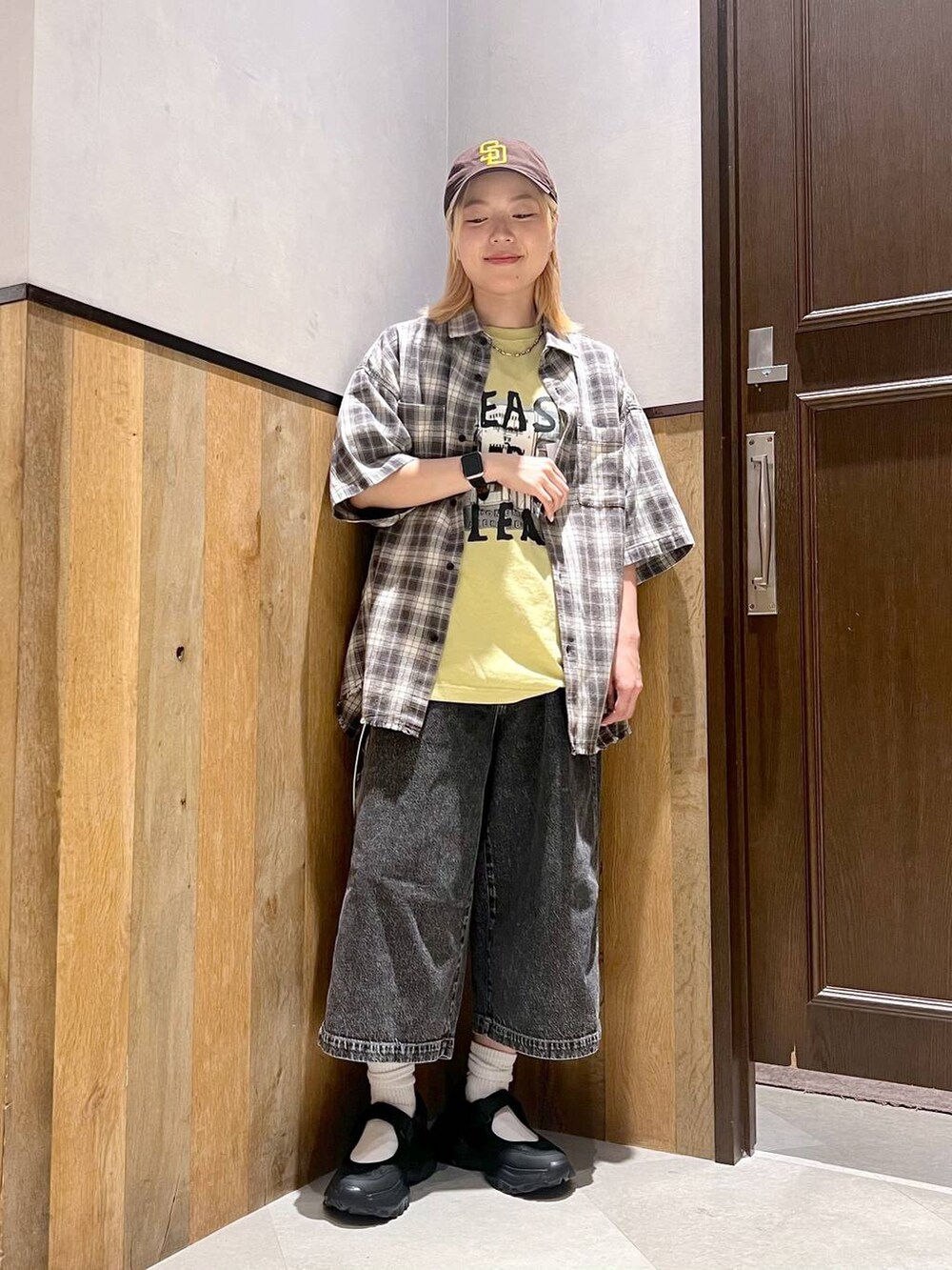 ブラック系のスニーカー、グレー系のデニムパンツ、グレー系のシャツ/ブラウスを着用したレディースの夏コーディネートの4枚目の写真