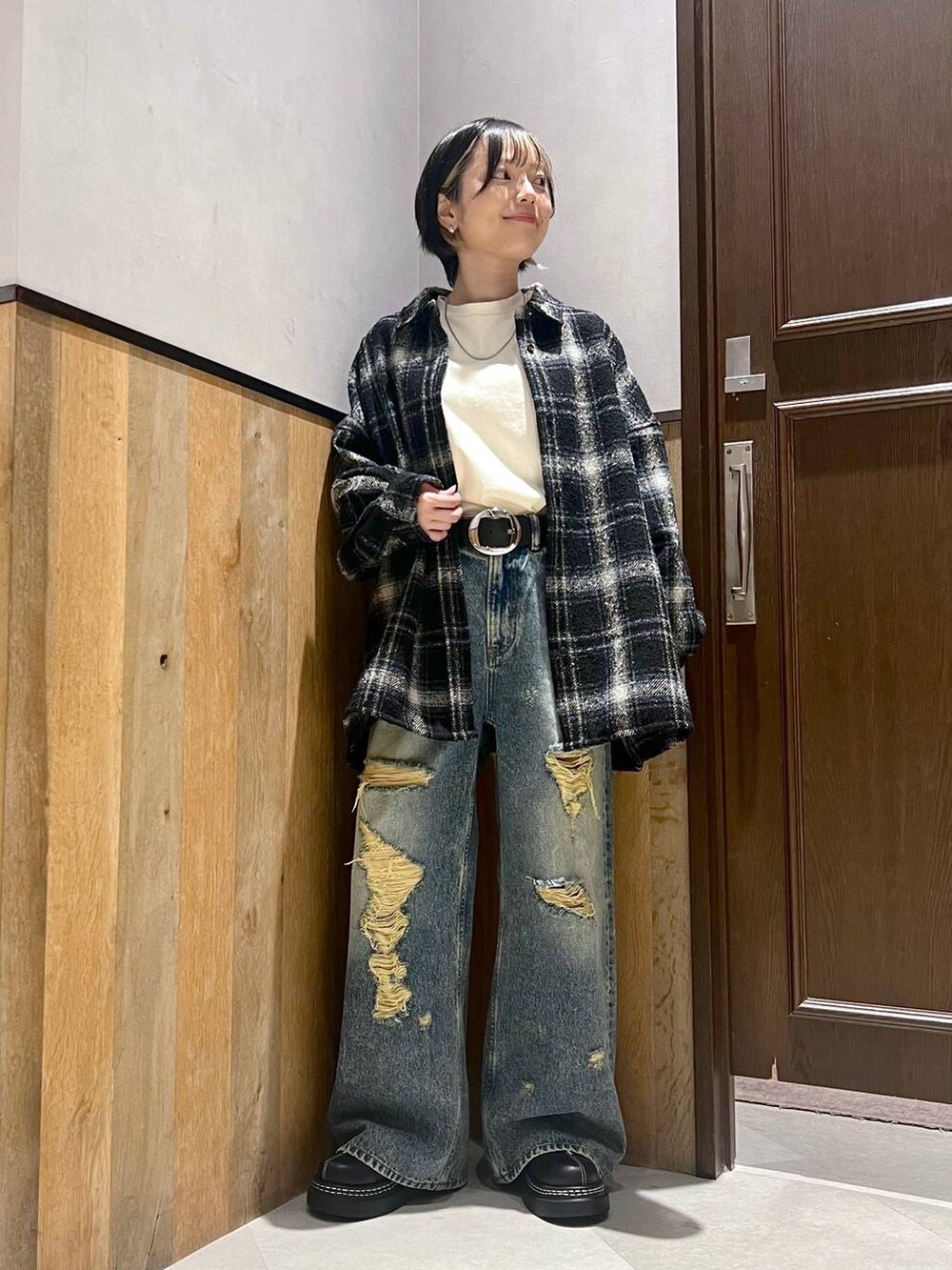 ブルー系のデニムパンツ、ブラック系のローファー、ブラック系のシャツ/ブラウスを着用したレディースの秋コーディネートの2枚目の写真