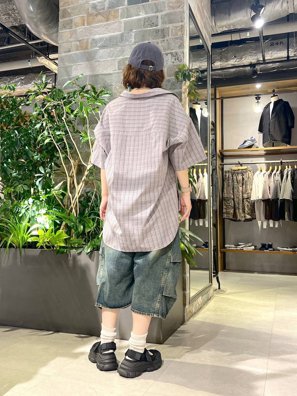 ブルー系のデニムパンツ、ブラック系のサンダル、グレー系のシャツ/ブラウスを着用したレディースの夏コーディネートの3枚目の写真