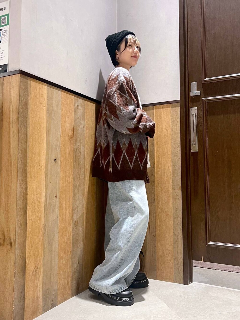 ブラウン系のカーディガン/ボレロ、ブルー系のデニムパンツ、ブラック系のローファーを着用したレディースの秋コーディネートの2枚目の写真