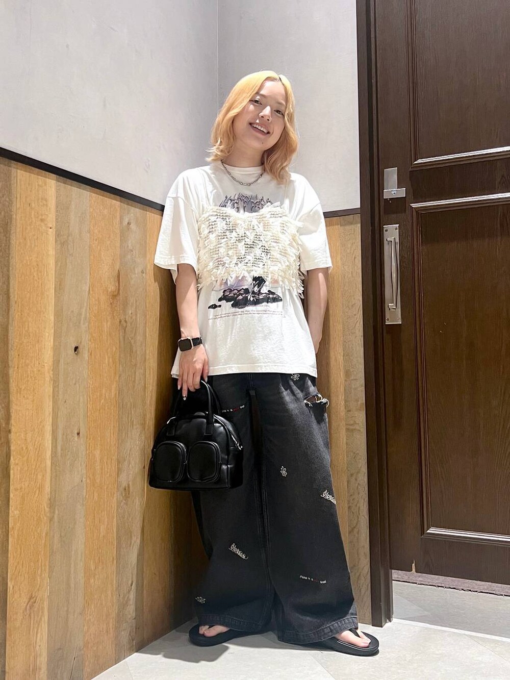 ブラック系のサンダル、その他のデニムパンツ、ホワイト系のキャミソールを着用したレディースの夏コーディネートの2枚目の写真