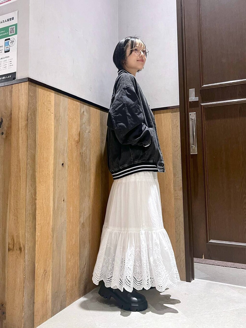 ブラック系のブーツ、ホワイト系のスカート、ブルー系のTシャツ/カットソーを着用したレディースの秋コーディネートの4枚目の写真