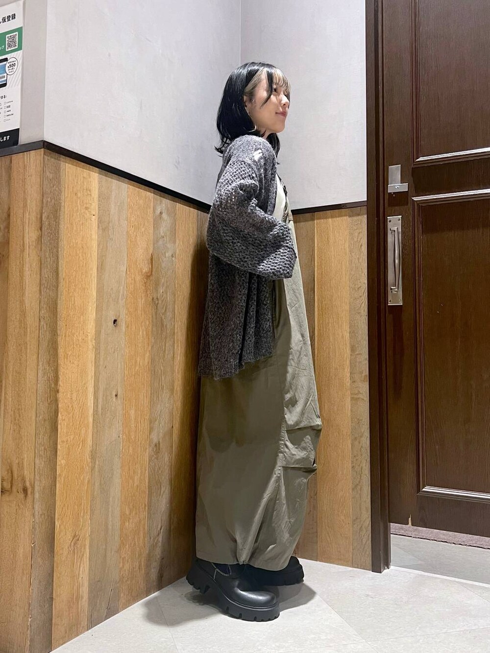 その他のTシャツ/カットソー、ブラック系のショルダーバッグ、グリーン系のジャンパースカートを着用したレディースの秋コーディネートの3枚目の写真