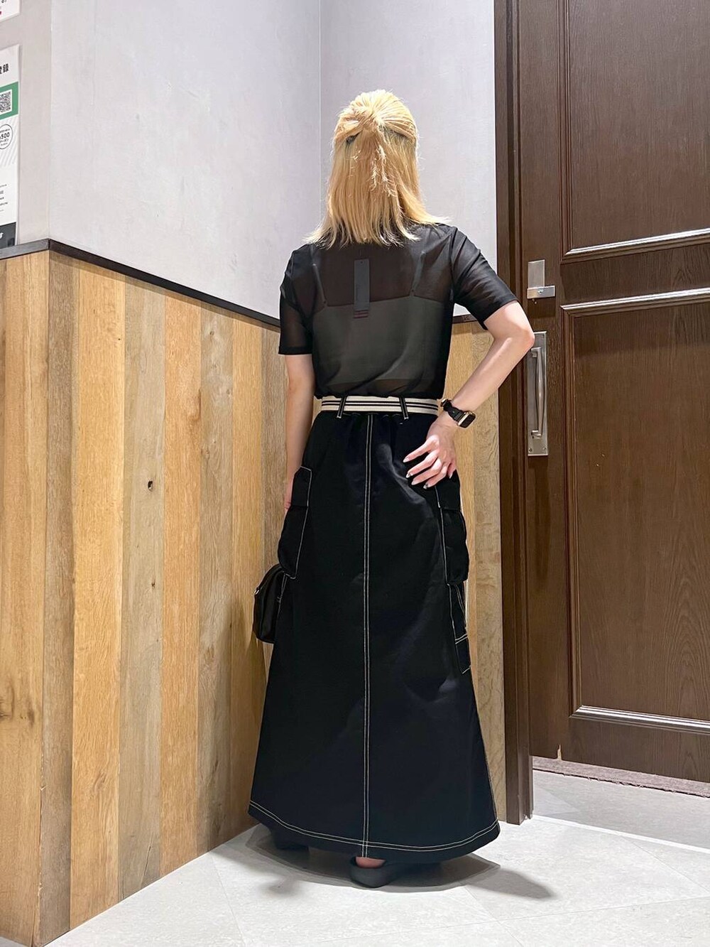 ブラック系のサンダル、ブラック系のTシャツ/カットソー、ホワイト系のキャミソールを着用したレディースの夏コーディネートの3枚目の写真