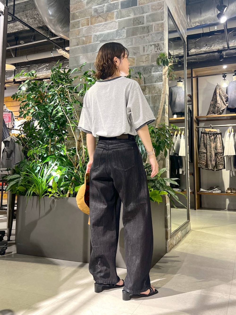 ブラック系のサンダル、ブラック系のデニムパンツ、その他のネックレスを着用したレディースの夏コーディネートの4枚目の写真