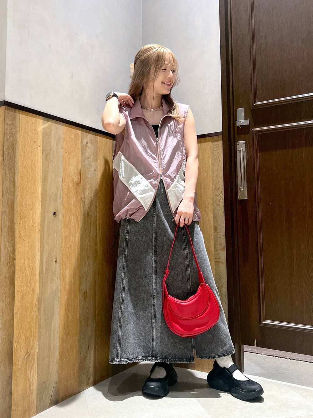 ブラック系のスニーカー、ブラック系のワンピース、ブラック系のキャミソールを着用したレディースの夏コーディネートの4枚目の写真