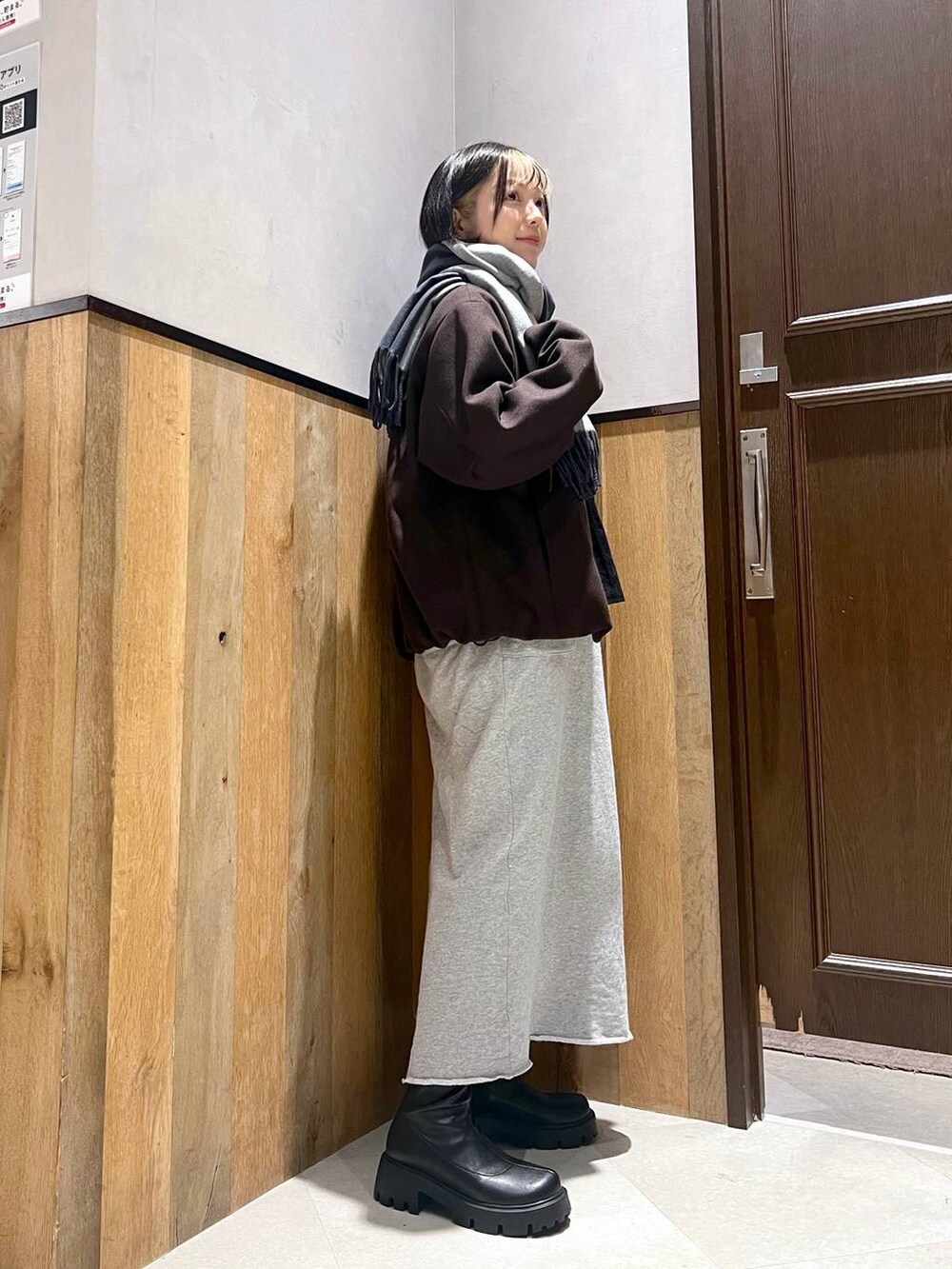 ブラウン系のブルゾン、ブラック系のブーツ、ブラック系のシャツ/ブラウスを着用したレディースの秋コーディネートの6枚目の写真