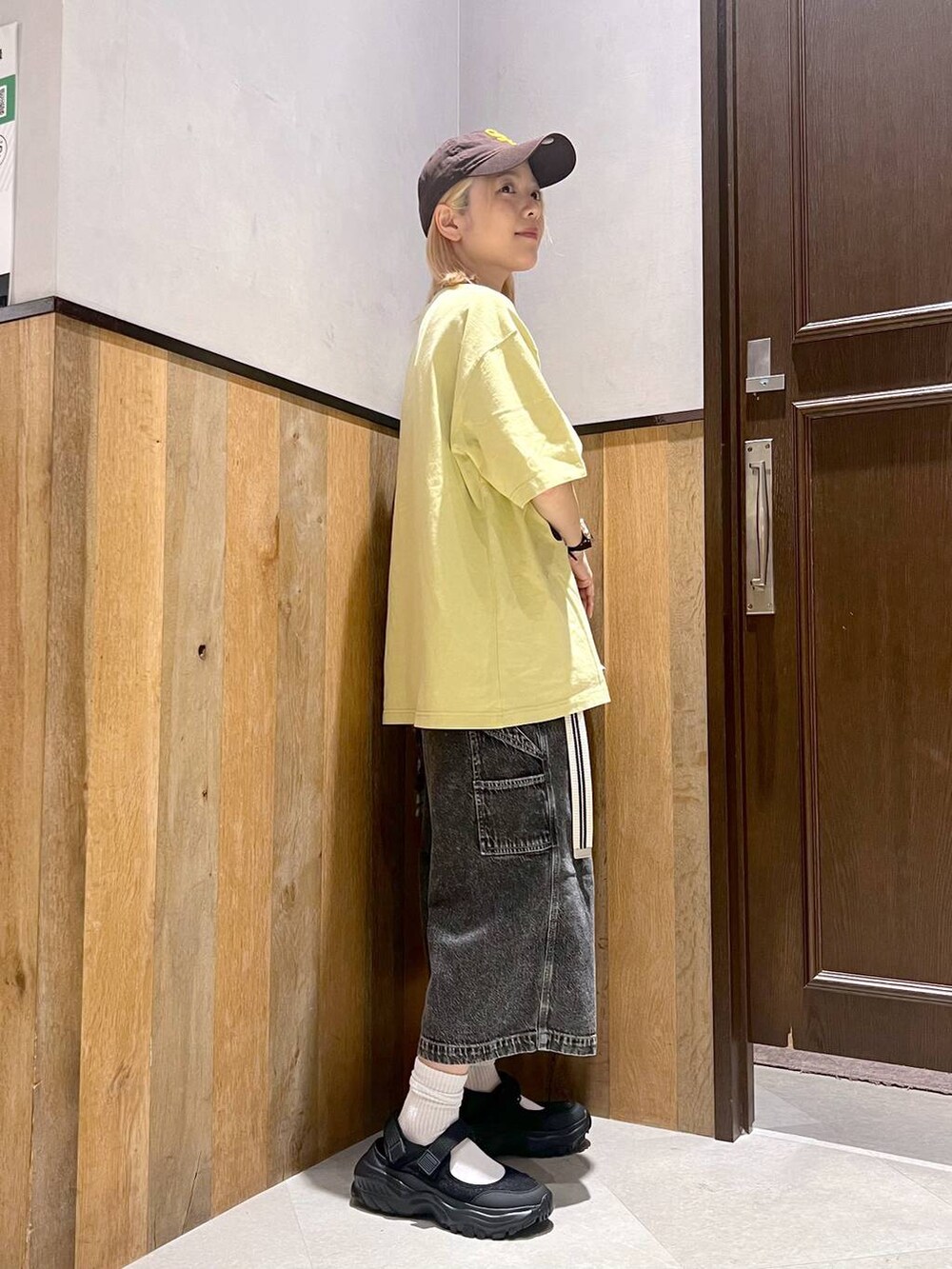 ブラック系のスニーカー、グレー系のデニムパンツ、グレー系のシャツ/ブラウスを着用したレディースの夏コーディネートの2枚目の写真