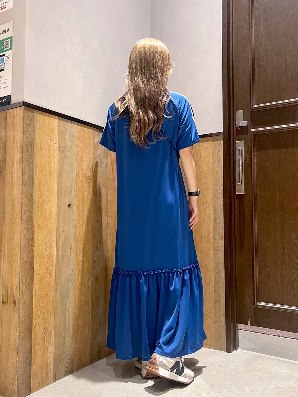 ホワイト系のワンピース、ホワイト系のスニーカー、オレンジ系のコインケースを着用したレディースの夏コーディネートの3枚目の写真