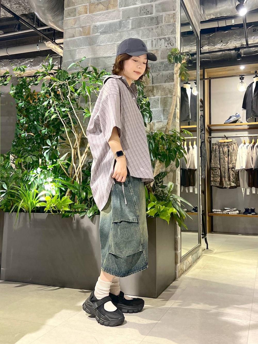 ブルー系のデニムパンツ、ブラック系のサンダル、グレー系のシャツ/ブラウスを着用したレディースの夏コーディネートの2枚目の写真