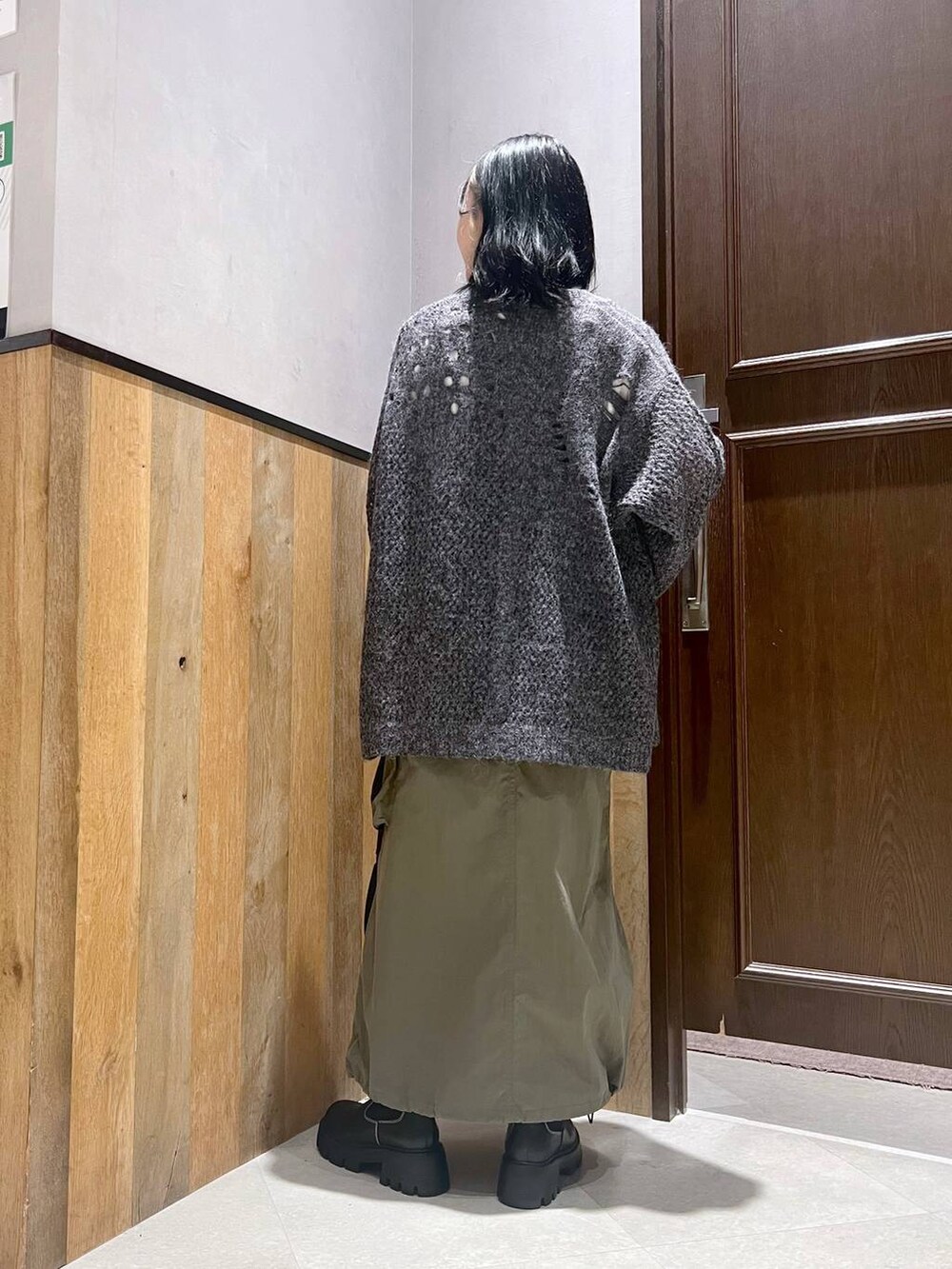 その他のTシャツ/カットソー、ブラック系のショルダーバッグ、グリーン系のジャンパースカートを着用したレディースの秋コーディネートの4枚目の写真