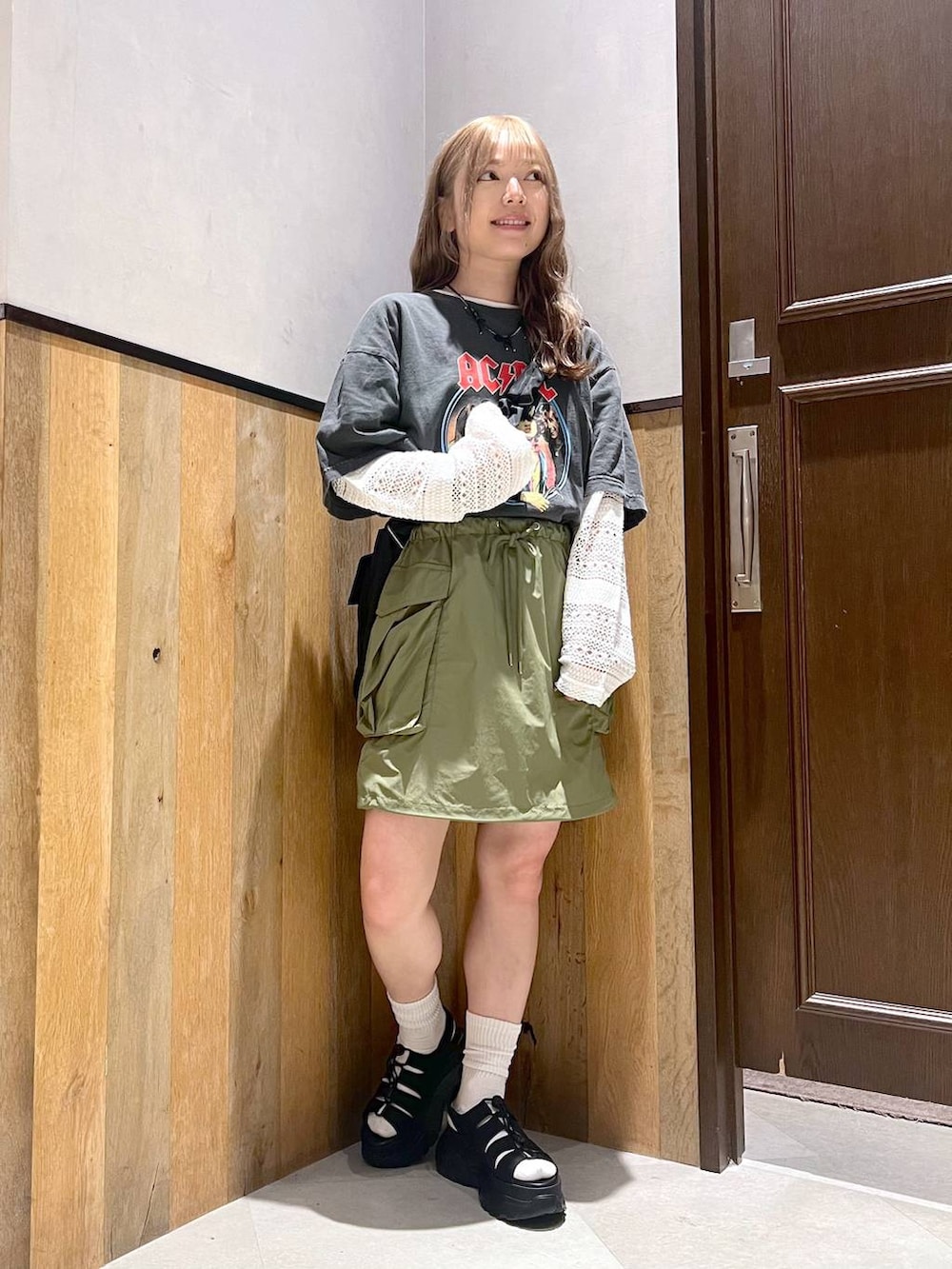 その他のTシャツ/カットソー、ブラック系のショルダーバッグ、ブラック系のサンダルを着用したレディースの夏コーディネートの5枚目の写真