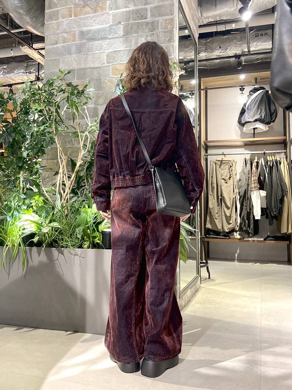 ブラック系のブーツ、レッド系のデニムパンツ、レッド系のデニムジャケットを着用したレディースの秋コーディネートの4枚目の写真