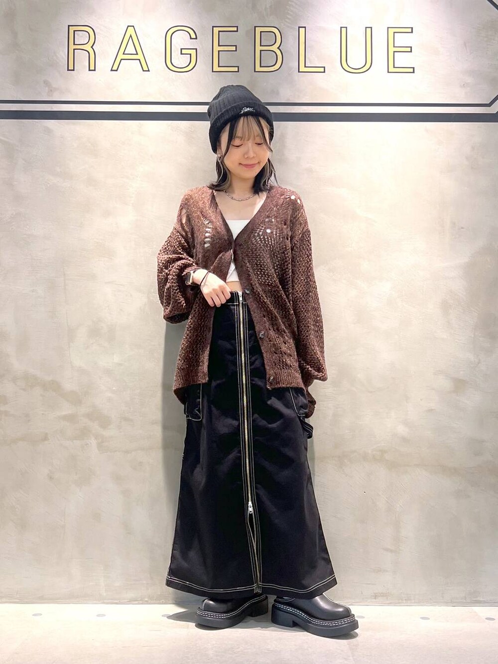 ブラック系のデニムスカート、ブラック系のローファー、ホワイト系のキャミソールを着用したレディースの秋コーディネートの4枚目の写真