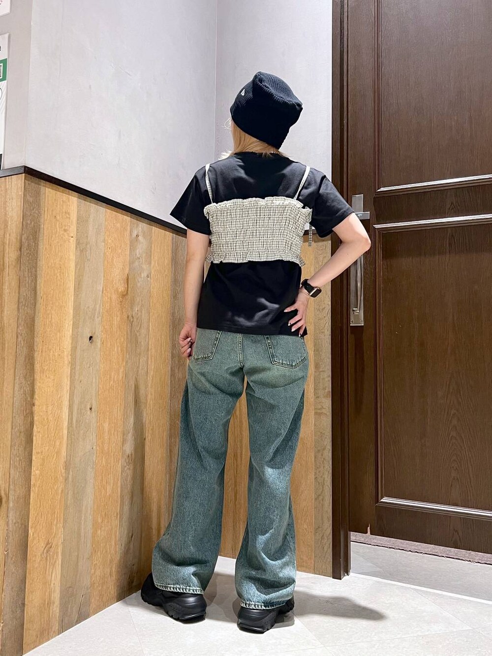 ブラック系のスニーカー、ブラック系のTシャツ/カットソー、ホワイト系のシャツ/ブラウスを着用したレディースの夏コーディネートの5枚目の写真