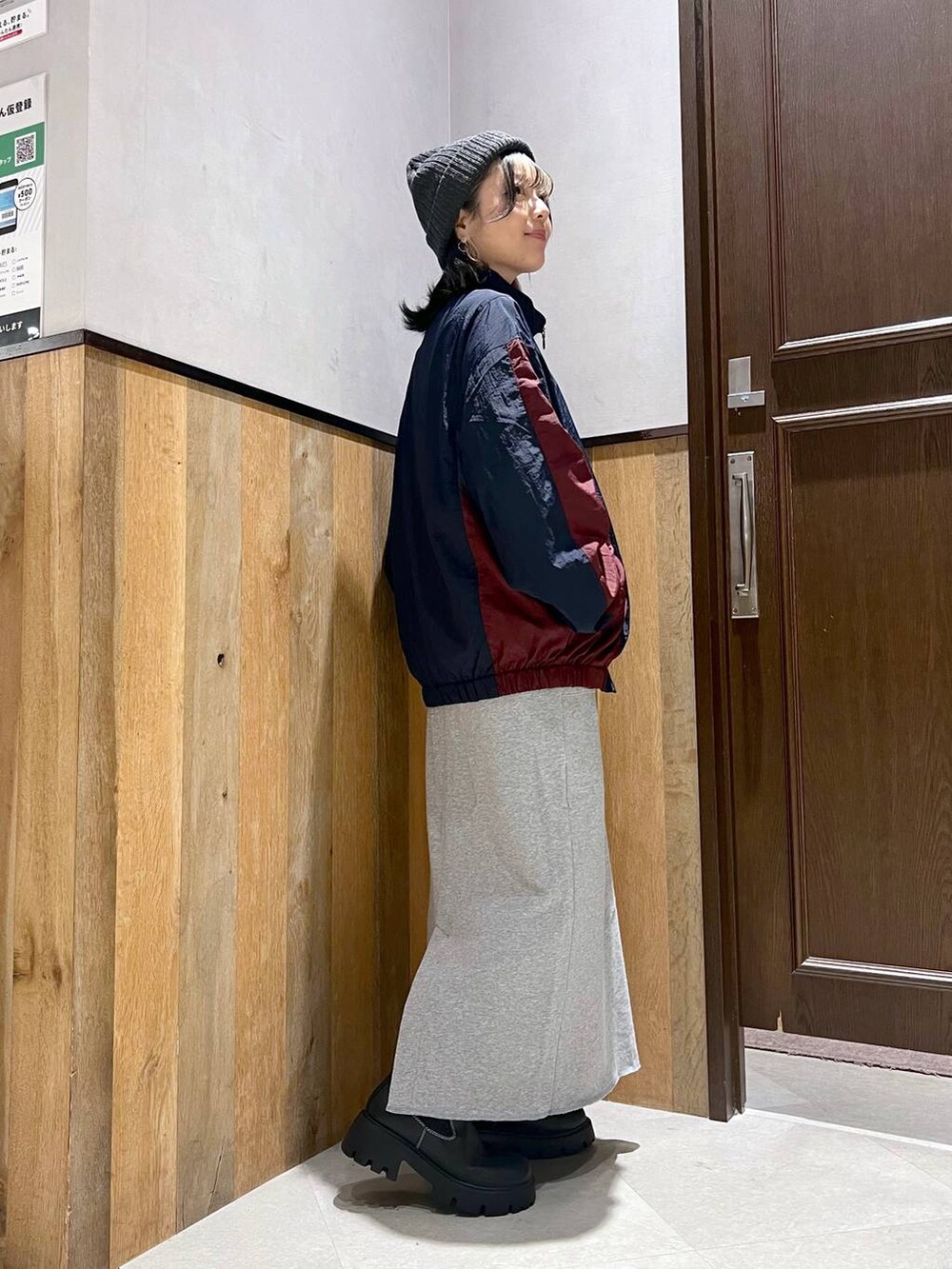 ホワイト系のTシャツ/カットソー、ブルー系のブルゾン、ブラック系のブーツを着用したレディースの秋コーディネートの3枚目の写真