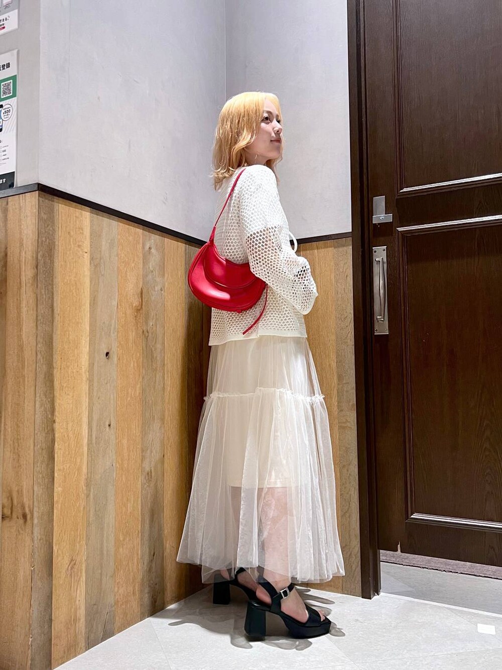 ブラック系のサンダル、ホワイト系のスカート、ホワイト系のカーディガン/ボレロを着用したレディースの夏コーディネートの3枚目の写真