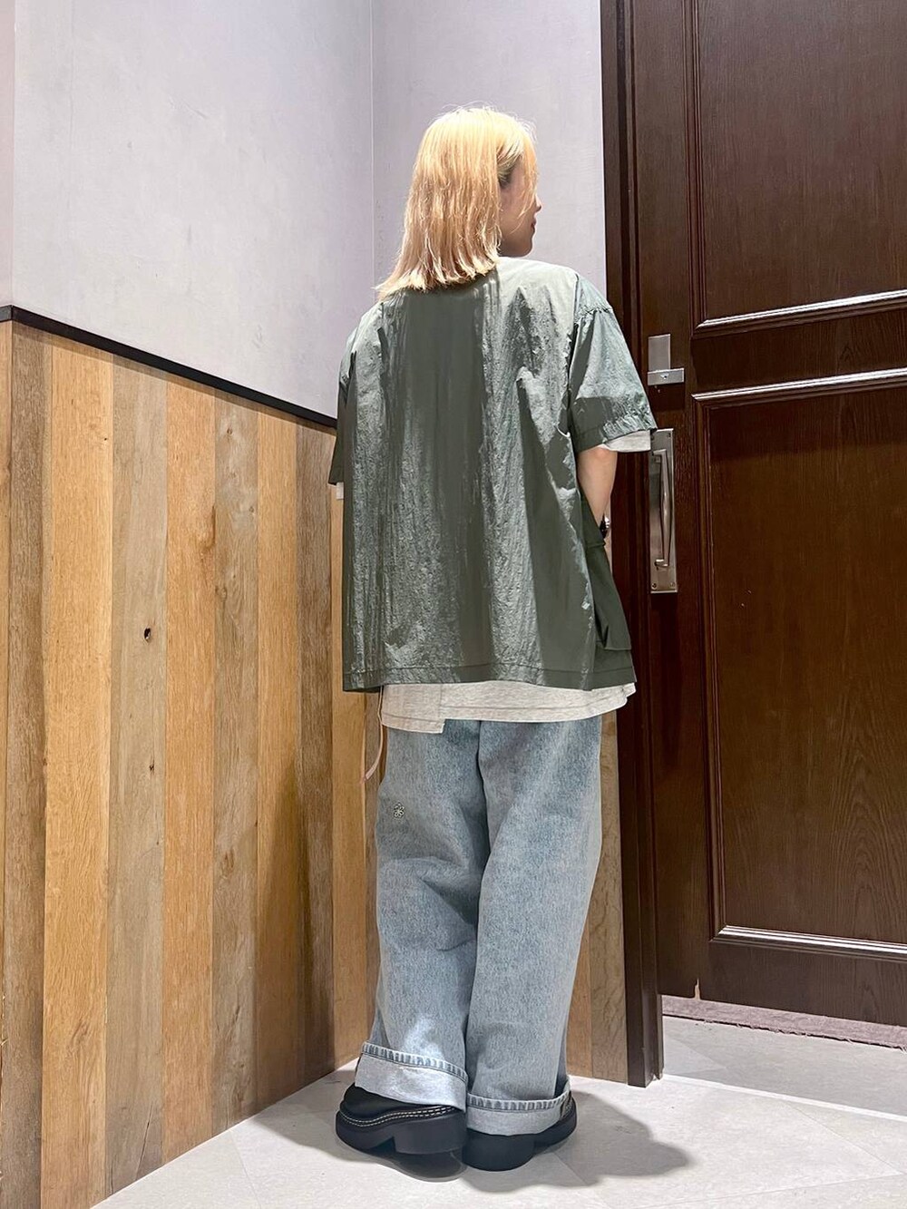 ホワイト系のTシャツ/カットソー、ブラック系のシャツ/ブラウス、ブルー系のデニムパンツを着用したレディースの夏コーディネートの3枚目の写真