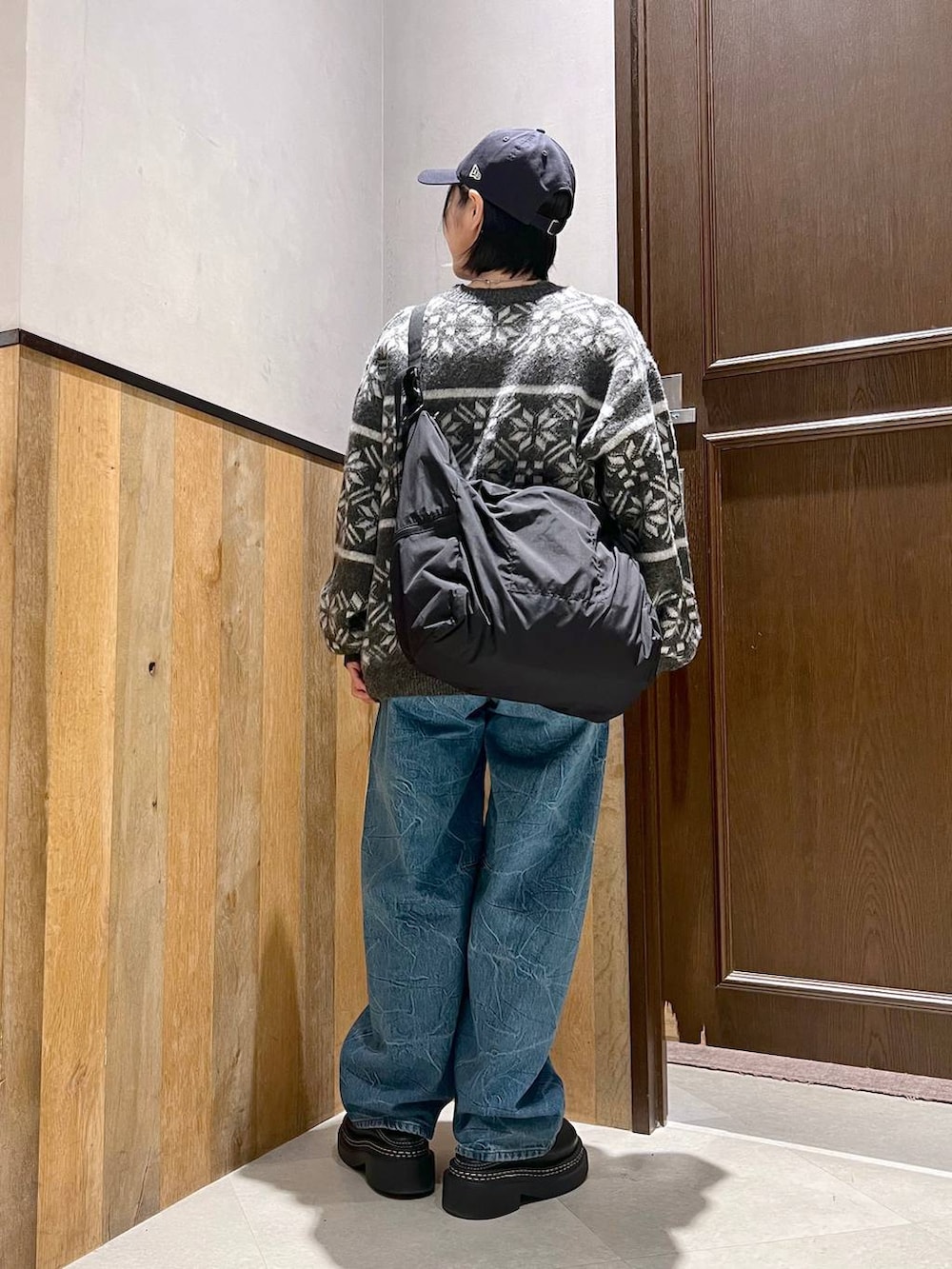 ブラック系のショルダーバッグ、ブラック系のブルゾン、ブラック系のローファーを着用したレディースの秋コーディネートの3枚目の写真