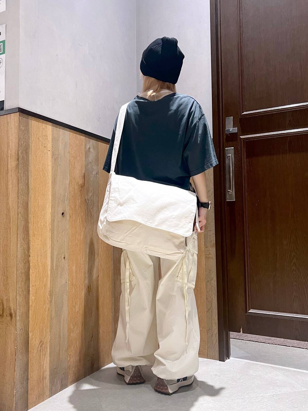 ホワイト系のカーゴパンツ、ホワイト系のTシャツ/カットソー、ホワイト系のスニーカーを着用したレディースの夏コーディネートの3枚目の写真