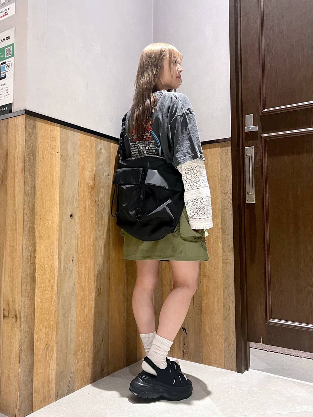 その他のTシャツ/カットソー、ブラック系のショルダーバッグ、ブラック系のサンダルを着用したレディースの夏コーディネートの4枚目の写真