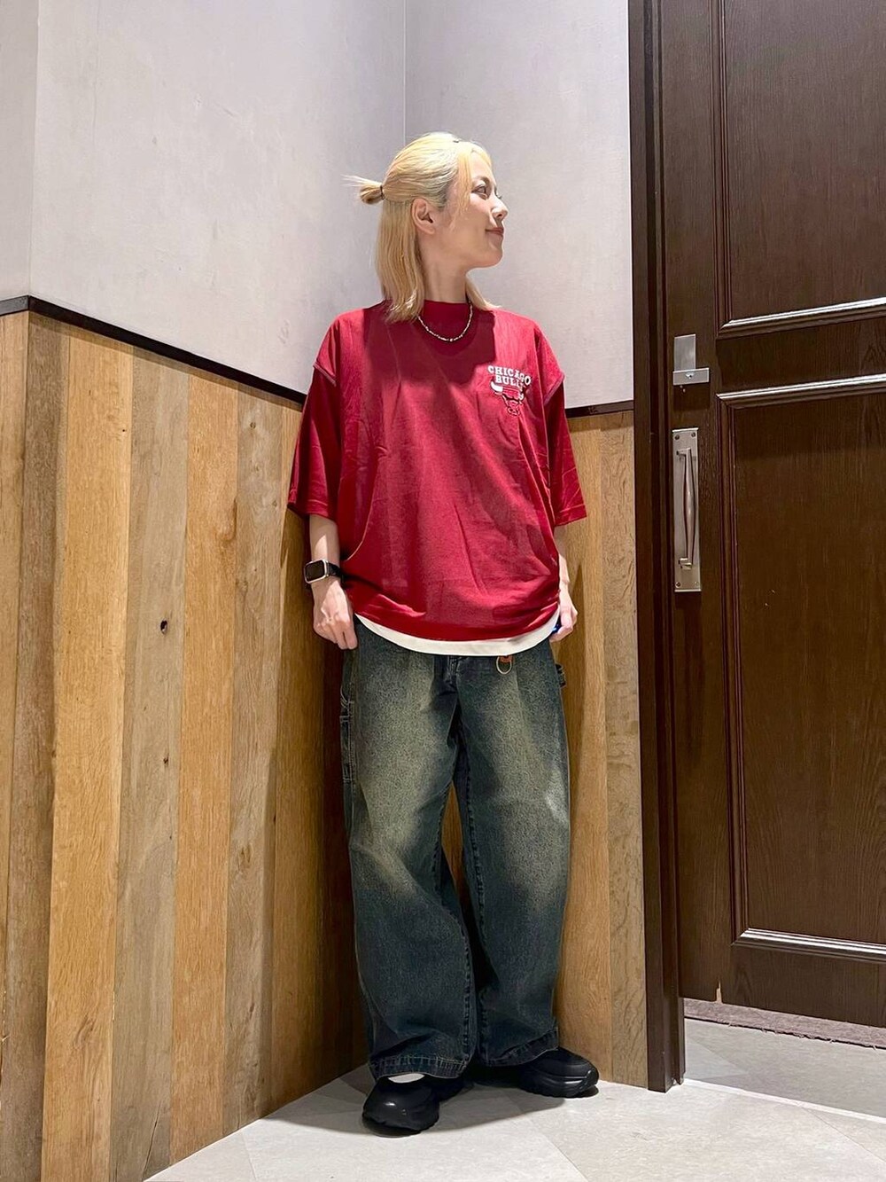 ブラック系のスニーカー、レッド系のTシャツ/カットソー、ブルー系のデニムパンツを着用したレディースの夏コーディネートの4枚目の写真