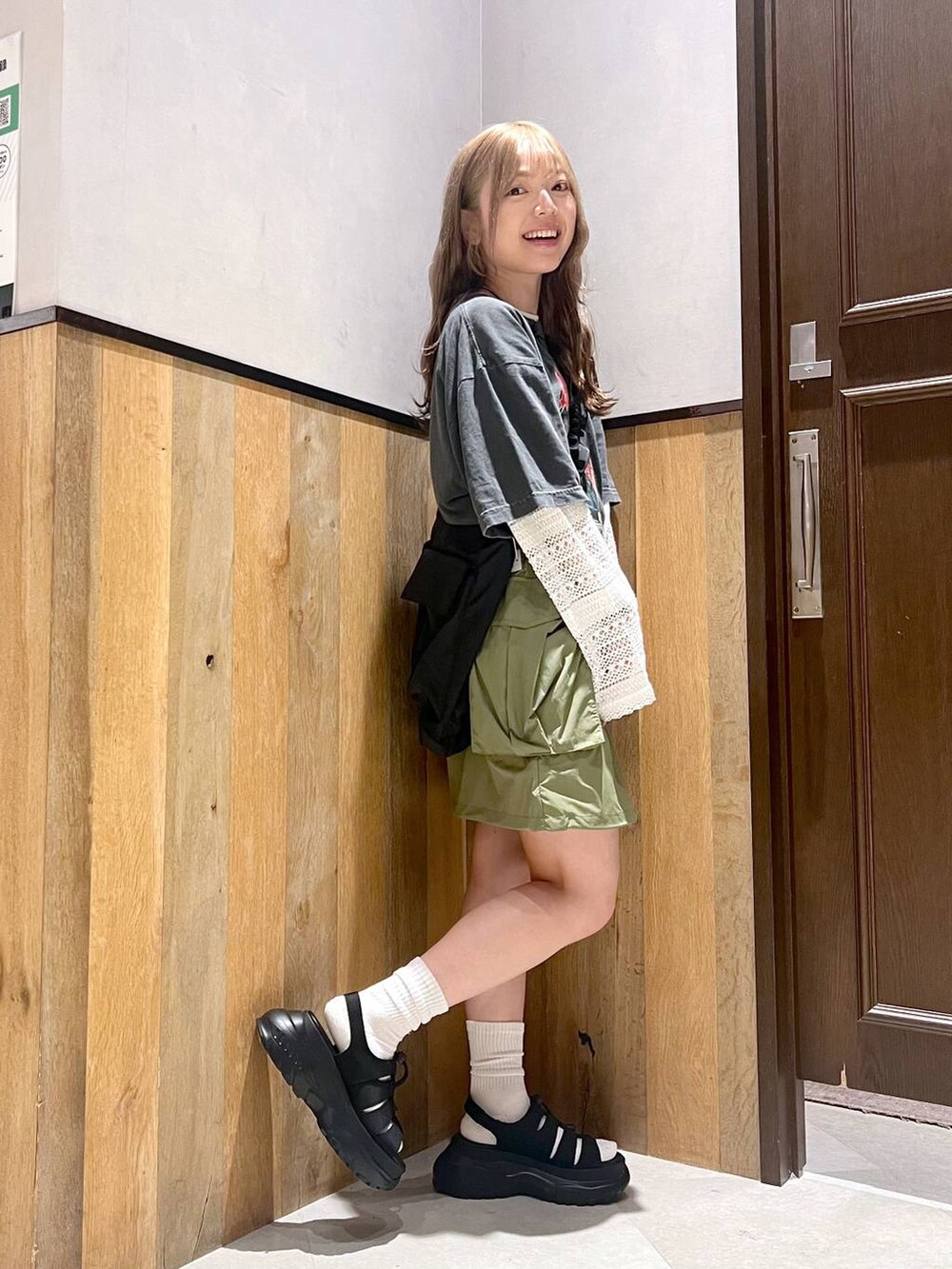 その他のTシャツ/カットソー、ブラック系のショルダーバッグ、ブラック系のサンダルを着用したレディースの夏コーディネートの3枚目の写真