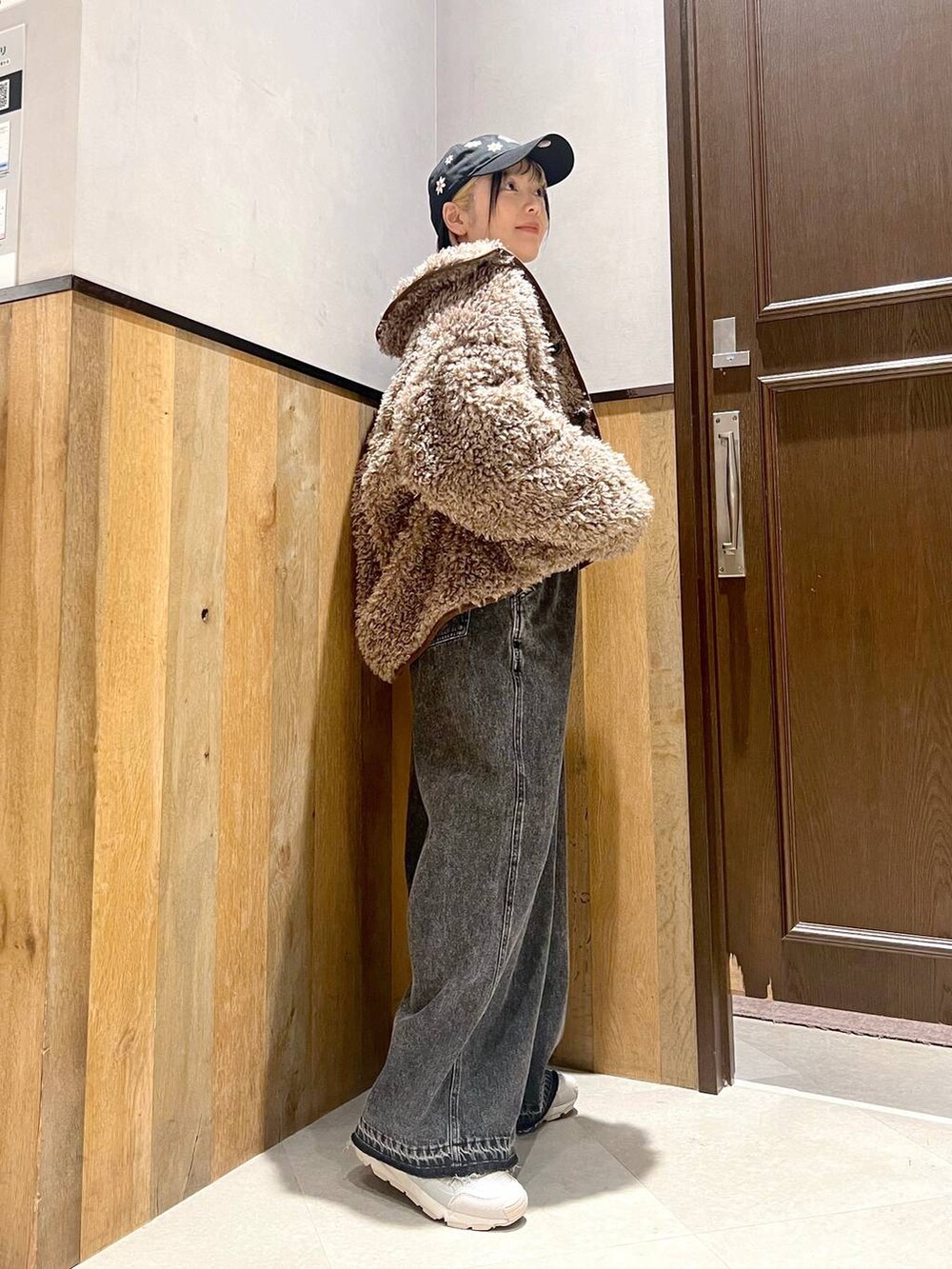 ブラック系のサロペット/オーバーオール、ブラック系のシャツ/ブラウス、グレー系のスニーカーを着用したレディースの秋コーディネートの3枚目の写真