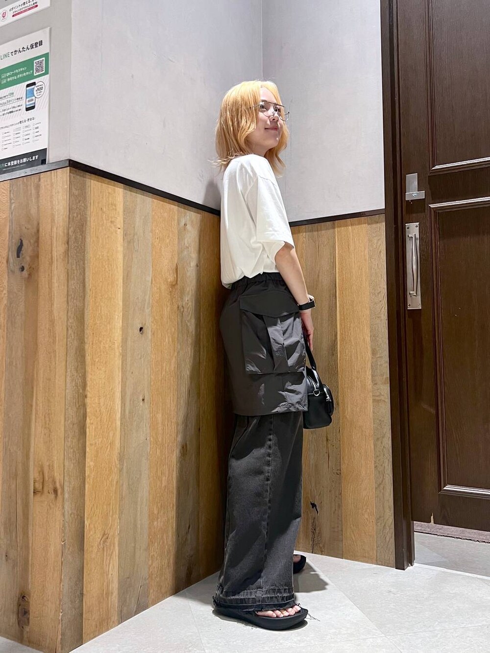 グレー系のスカート、その他のTシャツ/カットソー、シルバー系のネックレスを着用したレディースの夏コーディネートの4枚目の写真