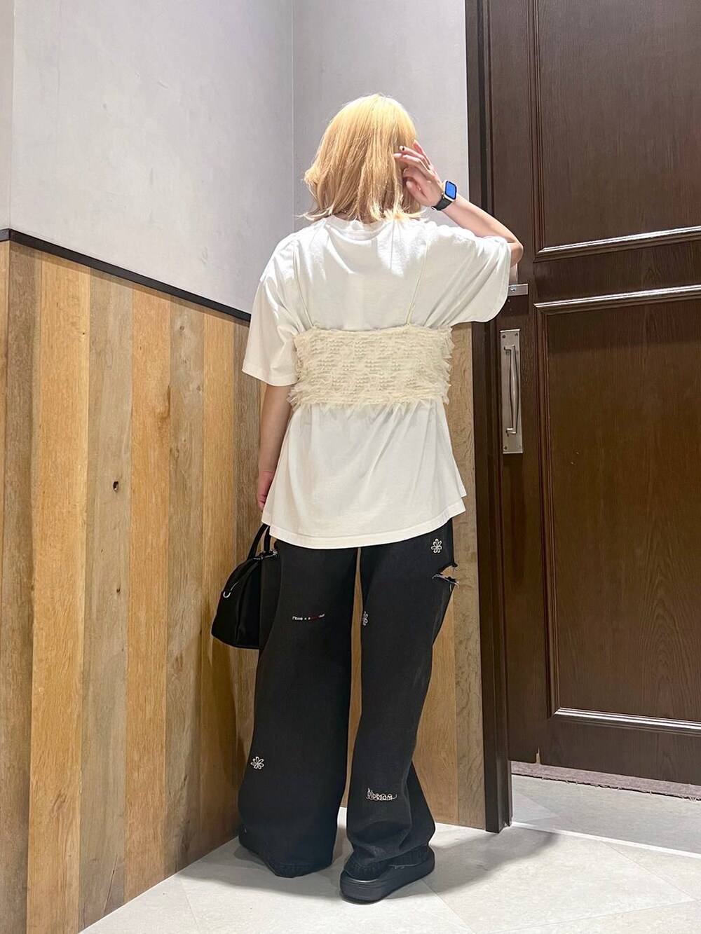 ブラック系のサンダル、その他のデニムパンツ、ホワイト系のキャミソールを着用したレディースの夏コーディネートの4枚目の写真