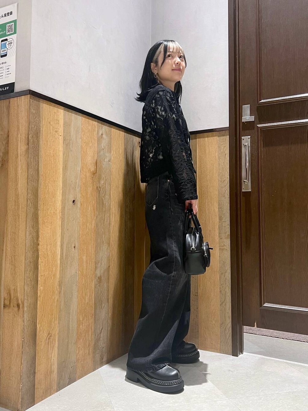 その他のTシャツ/カットソー、ブラック系のデニムパンツ、ブラック系のショルダーバッグを着用したレディースの秋コーディネートの2枚目の写真