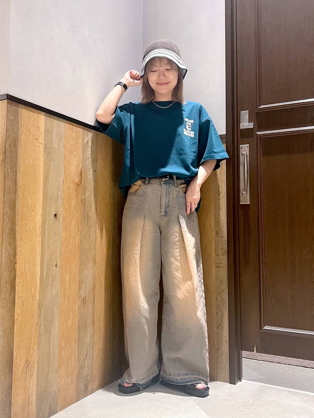 ブラック系のサンダル、ブルー系のデニムパンツ、ブラック系のTシャツ/カットソーを着用したレディースの夏コーディネートの3枚目の写真