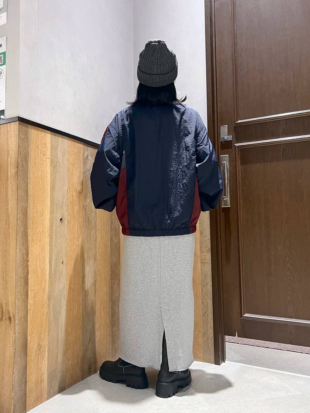 ホワイト系のTシャツ/カットソー、ブルー系のブルゾン、ブラック系のブーツを着用したレディースの秋コーディネートの4枚目の写真