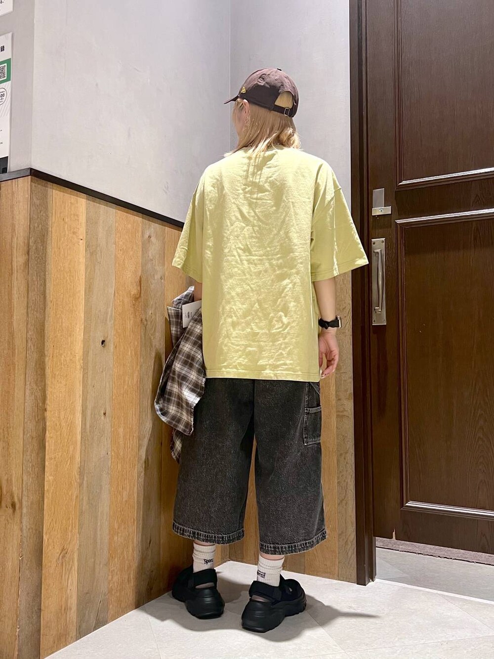 ブラック系のスニーカー、グレー系のデニムパンツ、グレー系のシャツ/ブラウスを着用したレディースの夏コーディネートの3枚目の写真