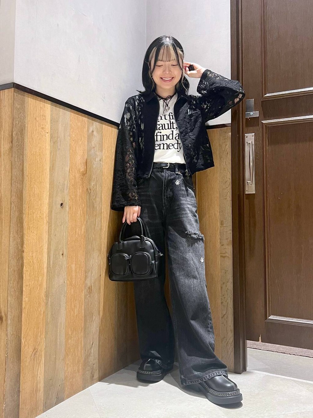 その他のTシャツ/カットソー、ブラック系のデニムパンツ、ブラック系のショルダーバッグを着用したレディースの秋コーディネートの4枚目の写真