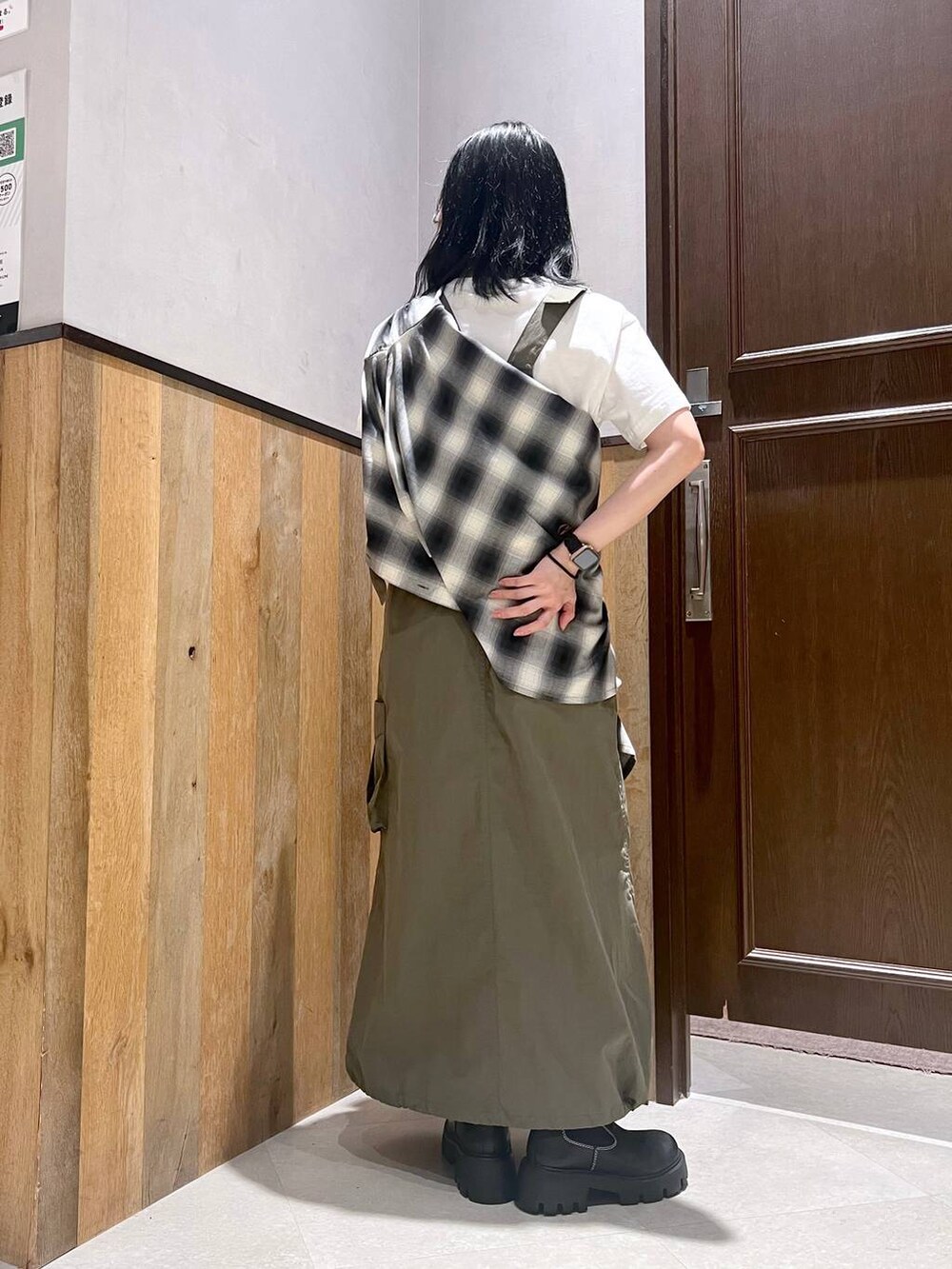 その他のTシャツ/カットソー、グリーン系のジャンパースカート、ブラック系のブーツを着用したレディースの秋コーディネートの6枚目の写真