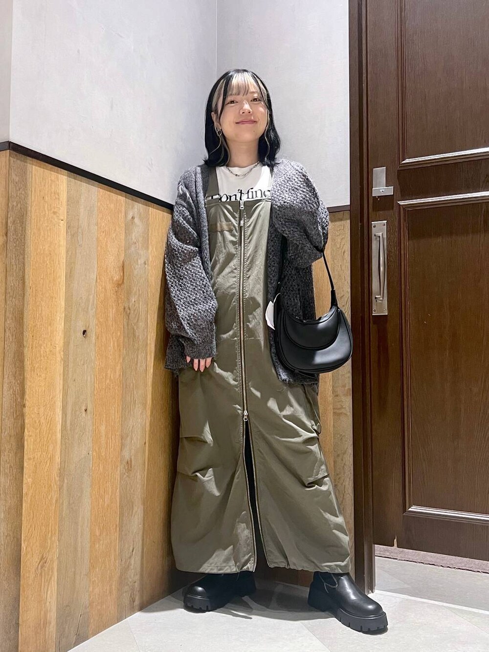 その他のTシャツ/カットソー、ブラック系のショルダーバッグ、グリーン系のジャンパースカートを着用したレディースの秋コーディネートの5枚目の写真