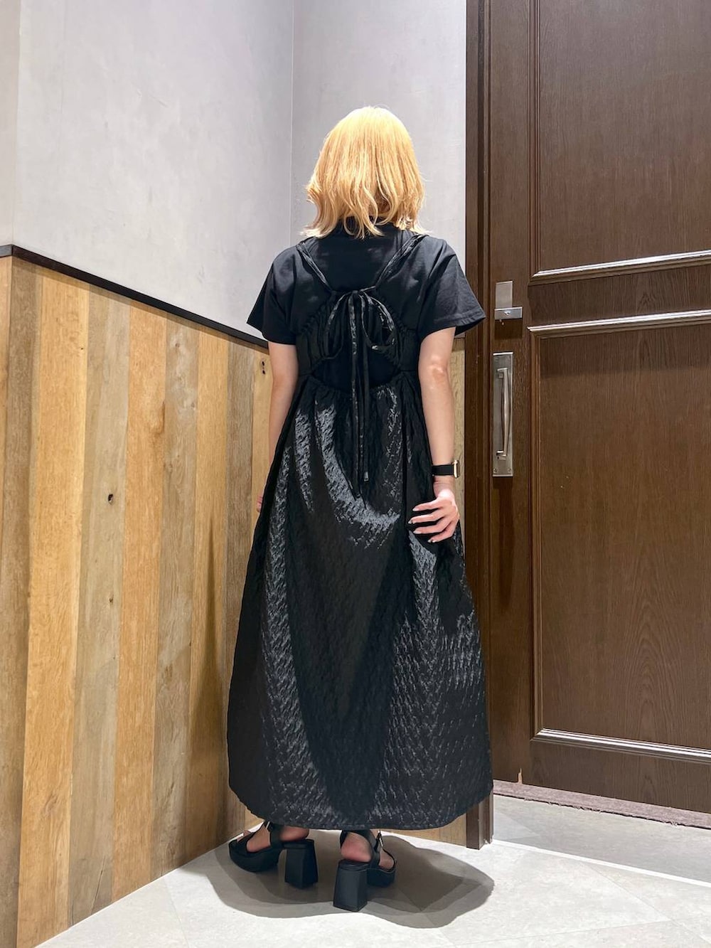 ブラック系のサンダル、ブラック系のワンピース、ブラック系のTシャツ/カットソーを着用したレディースの夏コーディネートの3枚目の写真